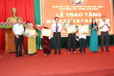 221 đảng viên thuộc Đảng bộ huyện Phú Xuyên nhận huy hiệu Đảng
