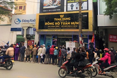 Hà Nội: Người dân xếp hàng mua khẩu trang như thời bao cấp