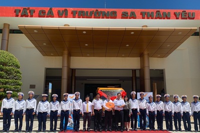 Bưu điện Việt Nam tặng xe ôtô cho bộ đội Trường Sa