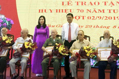 Quận Cầu Giấy trao tặng Huy hiệu 70 năm tuổi Đảng cho các đảng viên lão thành