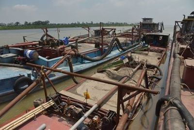 Cảnh sát mật phục bắt quả tang 4 tàu “cát tặc” trên sông Hồng