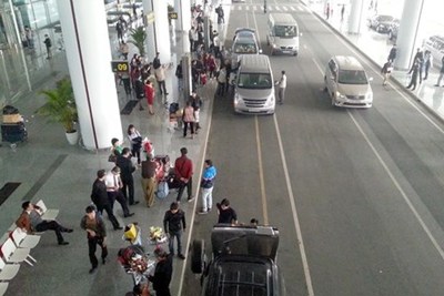 Xử lý 12 đối tượng chèo kéo khách đi taxi "dù" ở sân bay Nội Bài, tạm giữ 9 ô tô