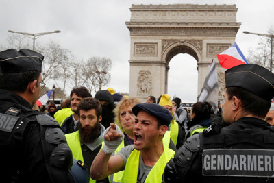 Phát biểu của Tổng thống Macron bị coi là PR, Paris tiếp tục ngập trong bạo loạn vì "Áo vàng"
