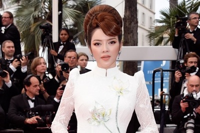 Lý Nhã Kỳ chọn áo dài trắng hoa sen xuất hiện trên thảm đỏ Cannes