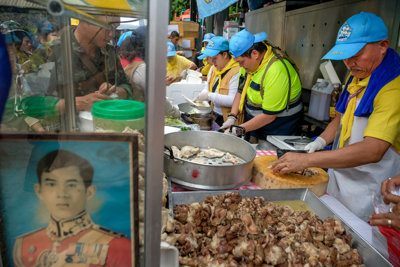 Chùm ảnh: Người Thái Lan tình nguyện nấu cơm, cắt tóc cho đội cứu hộ và người nhà đội bóng mắc kẹt