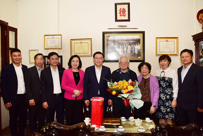 Bí thư Thành ủy Vương Đình Huệ thăm, chúc mừng hai Giáo sư y khoa