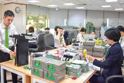 Vietcombank sẵn sàng phục vụ nhu cầu rút tiền của khách hàng dịp Tết Nguyên đán