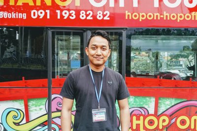 Phóng viên quốc tế thích thú với xe buýt hai tầng tại Hà Nội