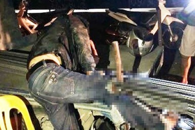 Một thanh niên bị thanh sắt trên xe chở vật liệu đâm xuyên đùi