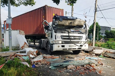 Cổng chào đè bẹp ca bin container, tài xế bị thương nặng