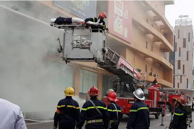 “Cháy”ở tòa nhà Mipec Tower, 2 người mắc kẹt trên tầng cao được giải cứu