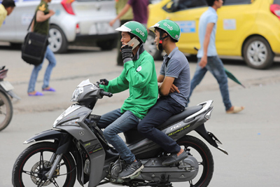 TP Hồ Chí Minh: Tài xế xe ôm công nghệ dùng điện thoại khi lái xe sẽ bị xử phạt
