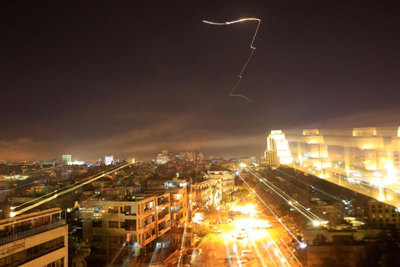 Mỹ không kích trúng 3 mục tiêu, phòng không Syria bắn hạ 13 tên lửa Mỹ