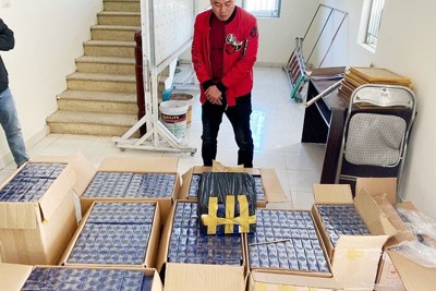 Hà Nội: Phát hiện kho chứa hơn 4.000 bao thuốc lá ngoại 555 nhập lậu