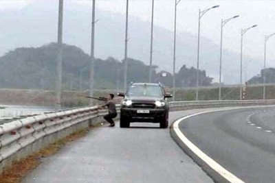 Triệu tập tài xế dừng xe bắn chim trên cao tốc Hạ Long - Hải Phòng
