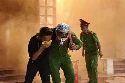 Giải cứu 3 người bị ngạt khói trong đám “cháy” trên đường Hoàng Hoa Thám