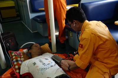 Xuyên đêm cấp cứu thuyền viên tàu nước ngoài gặp nạn trên biển