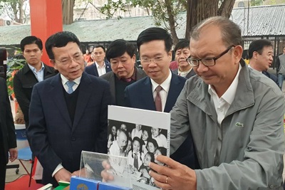 [Ảnh] Khai mạc triển lãm sách kỷ niệm 90 năm ngày thành lập Đảng Cộng sản Việt Nam