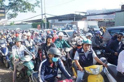 TP Hồ Chí Minh: Giao thông xáo trộn khi đóng dải phân cách gần cầu Sài Gòn