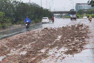 Đại lộ Thăng Long mất an toàn vì bùn đất