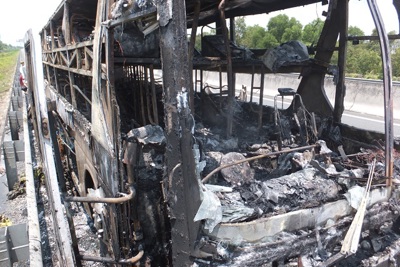 Xe giường nằm cháy rụi trên cao tốc, 18 hành khách may mắn thoát nạn