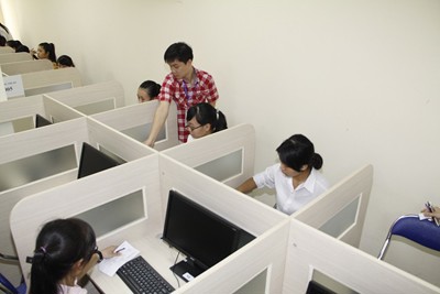 Thi THPT Quốc gia trên máy tính: Học sinh bắt đầu làm quen