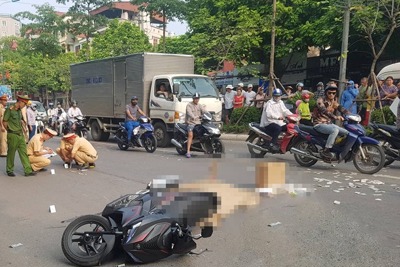 Hà Nội: Bất ngờ va chạm với xe bồn, người đàn ông đi xe máy tử vong