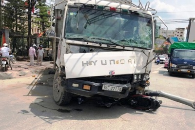 Xe tải “san phẳng” bốt CSGT, cuốn xe máy vào gầm khiến 2 người thương vong
