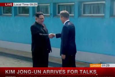 [Video] Khoảnh khắc lịch sử: Ông Kim Jong-un bước qua biên giới DMZ đến Hàn Quốc