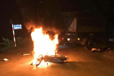 Hà Nội: Xe máy bốc cháy sau va chạm ô tô tải, 2 anh em ruột thương vong