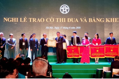 Tân Hoàng Minh đón nhận bằng khen của Thủ tướng Chính phủ trong dịp kỷ niệm 25 năm Thành lập Tập đoàn