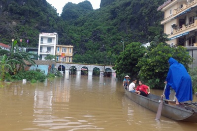 Hàng nghìn ngôi nhà tại miền Trung chìm trong nước lũ