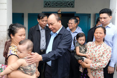 Thủ tướng thị sát vùng tâm bão mạnh tàn phá tại Khánh Hòa