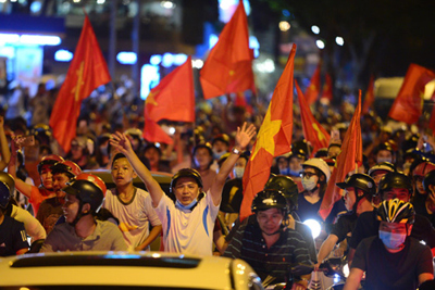 Người dân đổ ra đường ăn mừng chiến thắng lịch sử của "Những con rồng đỏ Châu Á"