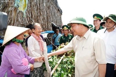 Thủ tướng Nguyễn Xuân Phúc thị sát điểm sạt lở tại tỉnh Tiền Giang