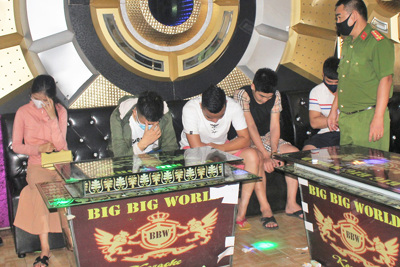 Bất chấp lệnh cấm, nhóm 11 thanh niên tập trung bay lắc tại quán karaoke
