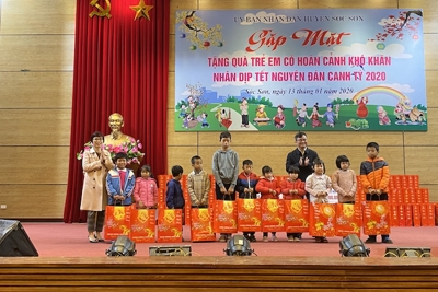 Sóc Sơn trao tặng 140 triệu đồng quà Tết cho trẻ em có hoàn cảnh khó khăn