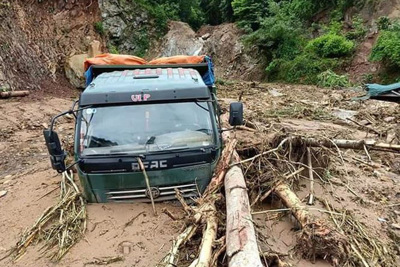 Thiệt hại do mưa lũ tiếp tục gia tăng, Thanh Hóa còn gần 100 điểm sạt lở, ngập lụt