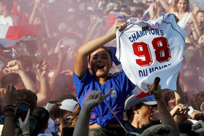 Fans Croatia và Pháp vỡ òa cảm xúc sau trận chung kết World Cup