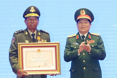 Lễ trao tặng Huân chương của Nhà nước Việt Nam, Lào, Campuchia