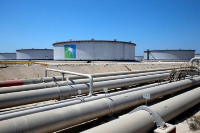 Giá dầu gần chạm mức 80 USD/thùng do lo ngại về nguồn cung toàn cầu