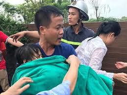 Hà Nội: Cảnh sát giải cứu bé gái bị mắc kẹt cánh tay ở ống hút bể bơi