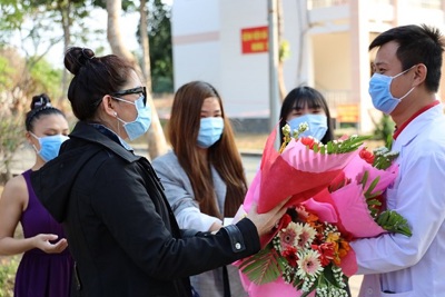 4 bệnh nhân mắc Covid-19 tặng hoa, cúi đầu cảm ơn trong ngày xuất viện