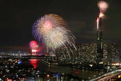 TP Hồ Chí Minh rực sáng pháo hoa chào đón năm mới 2020