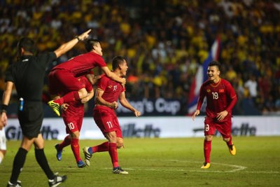 Việt Nam đánh bại Thái Lan bằng bàn thắng phút bù giờ của Anh Đức