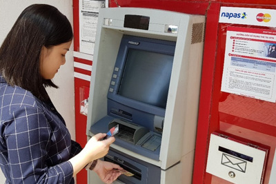 Làm sao để rút tiền miễn phí tại ATM?