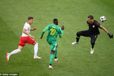 Senegal phản đòn sắc bén đánh bại Ba Lan
