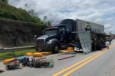 Xe khách đâm xe tải trên cao tốc Nội Bài - Lào Cai, 3 người bị thương