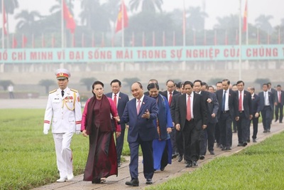 Đại biểu Quốc hội đặt vòng hoa viếng Chủ tịch Hồ Chí Minh
