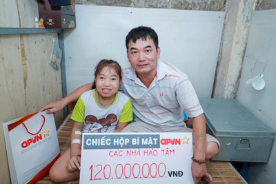 Kênh Quốc phòng Việt Nam trao 120 triệu đồng cho bé gái suy thận có hoàn cảnh khó khăn